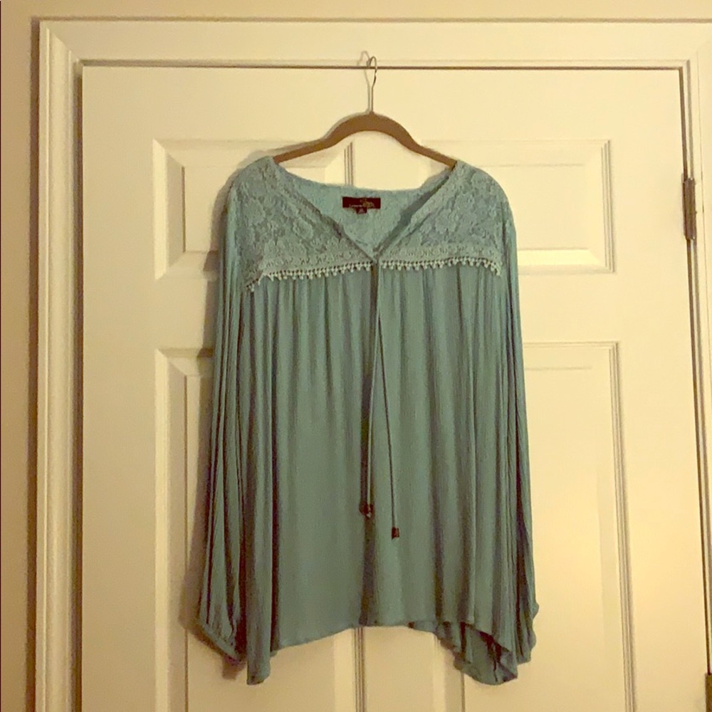 Flowey long sleeved shirt with lace lining the top